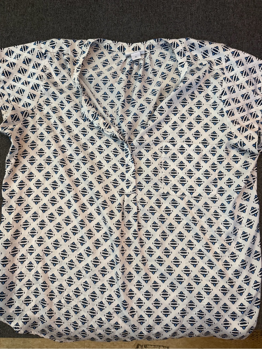 Liz Claiborne White Short-Sleeve Shirt with Navy Geo Print